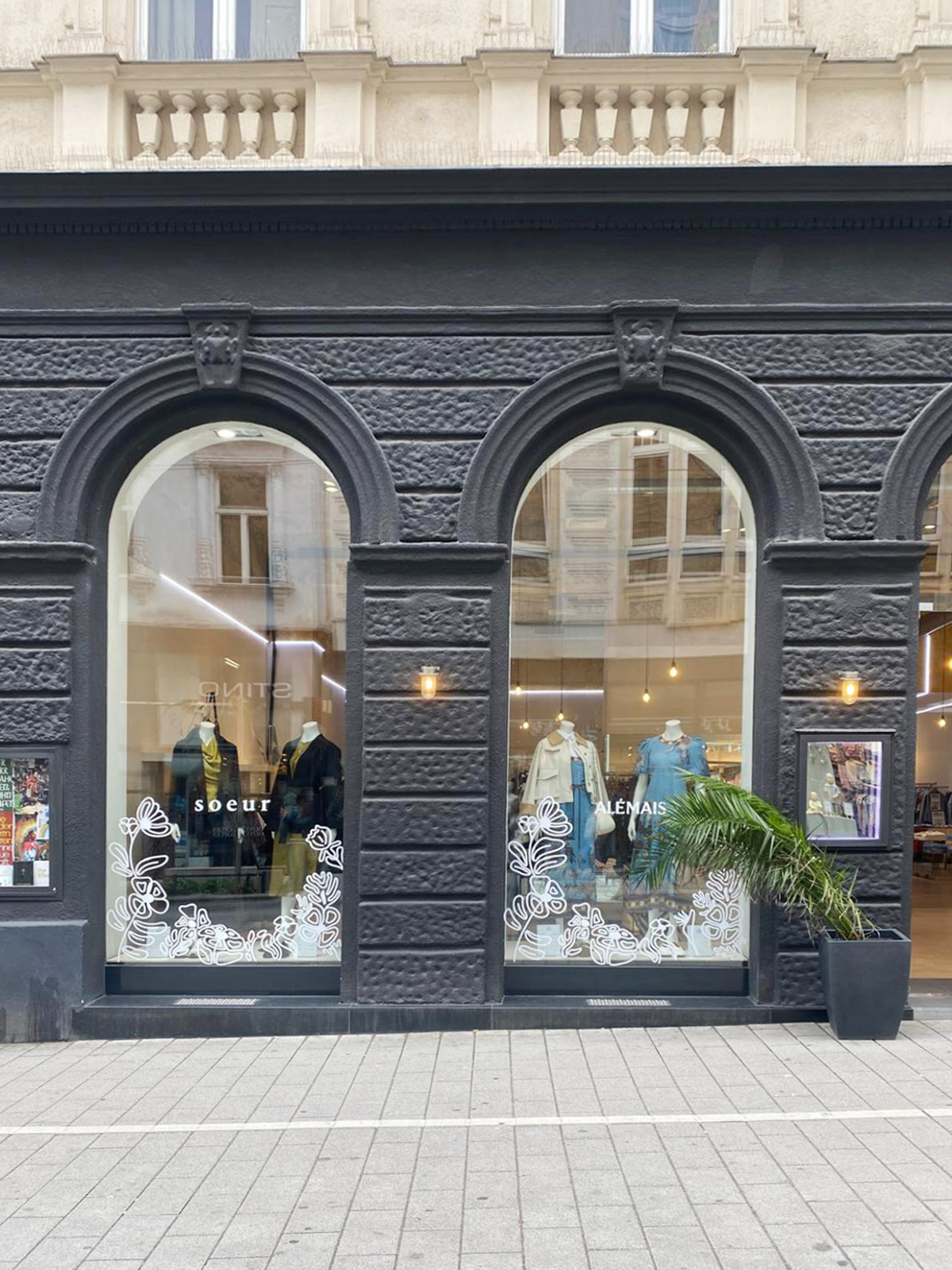 NFIVE Fensterdekoration – Foto der Schaufenstergestaltung